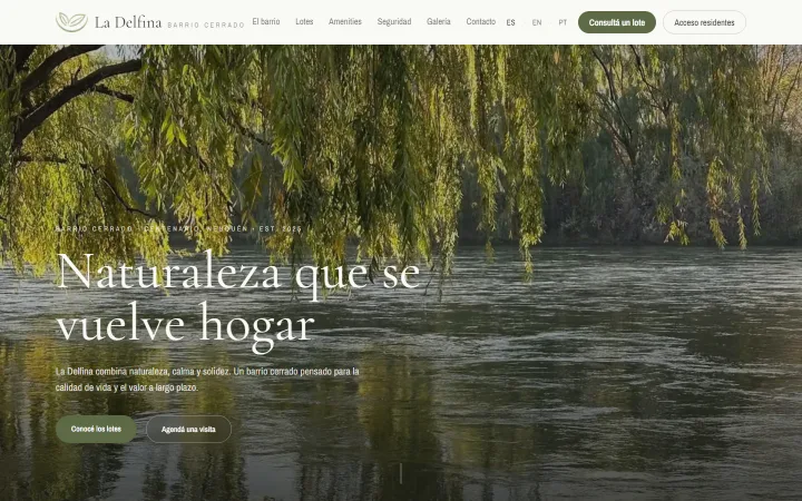 Portada del sitio de La Delfina: titular «Naturaleza que se vuelve hogar» sobre una foto de sauces junto al río.