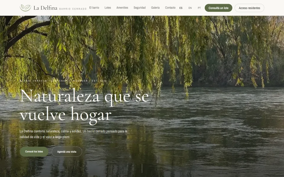 Portada del sitio de La Delfina: titular «Naturaleza que se vuelve hogar» sobre una foto de sauces junto al río.